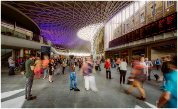 Afbeelding van Stockpic.com (http://stokpic.com/project/busy-train-station-with-business-people/)